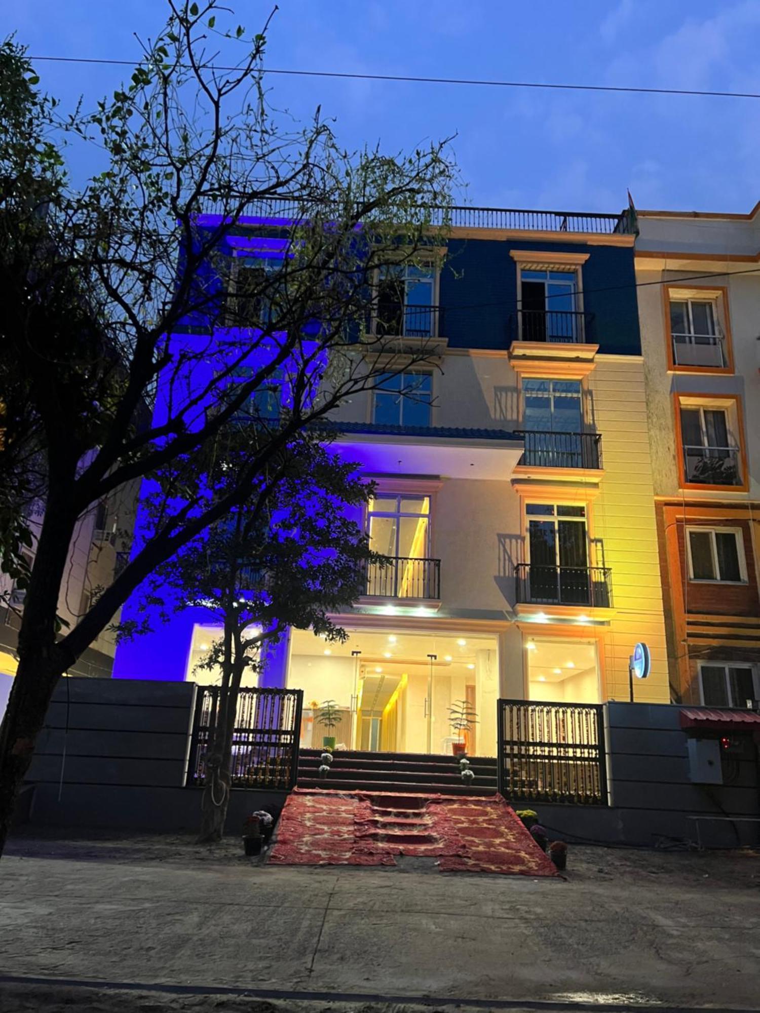 The Blue Vista Hotel Greater Noida Exterior photo