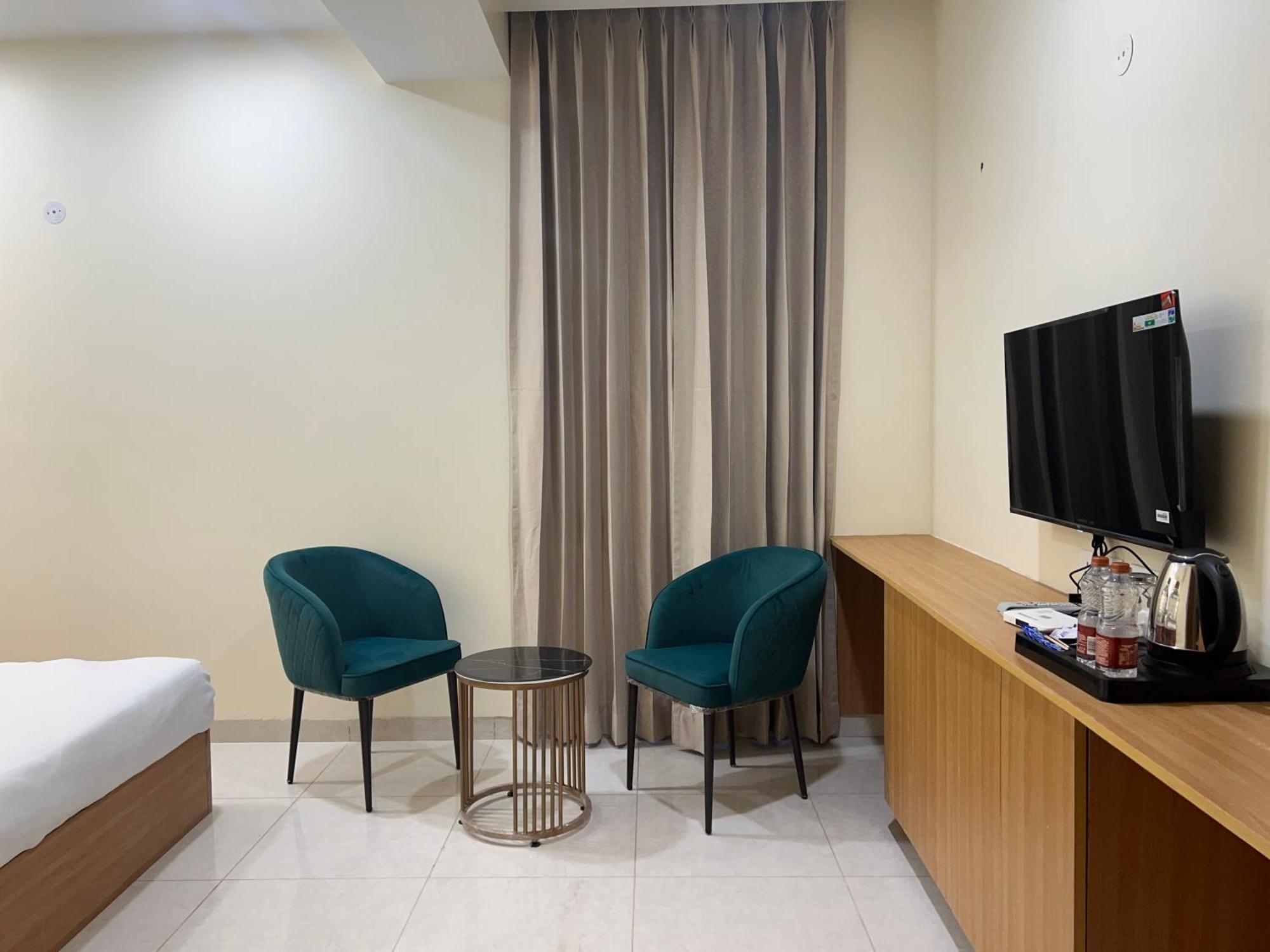 The Blue Vista Hotel Greater Noida Exterior photo
