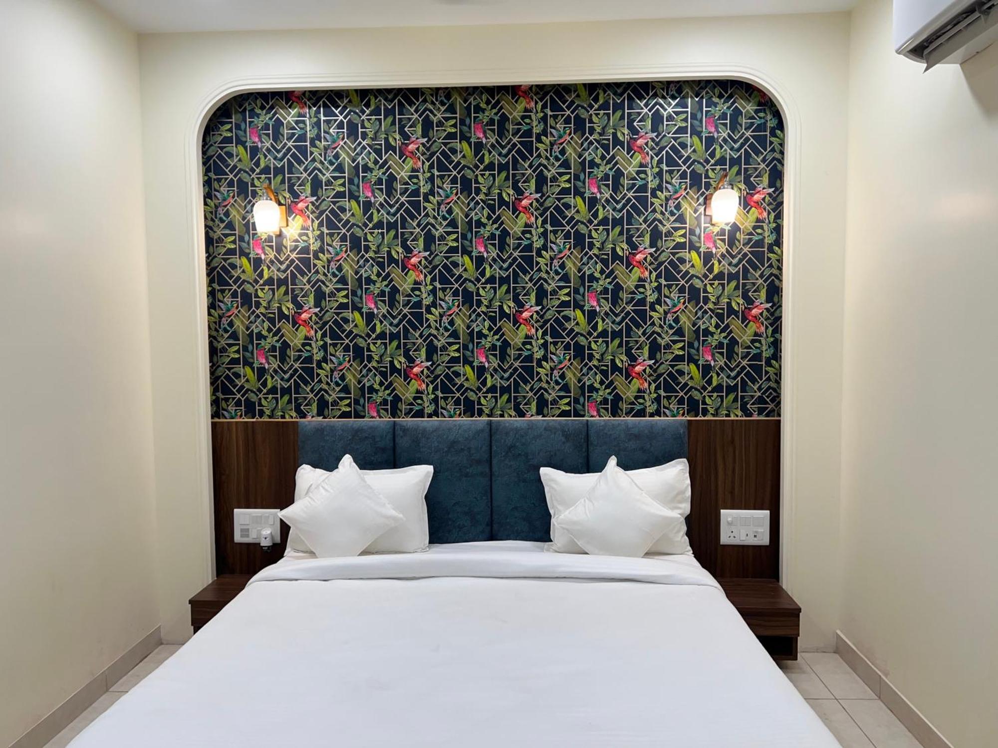 The Blue Vista Hotel Greater Noida Exterior photo