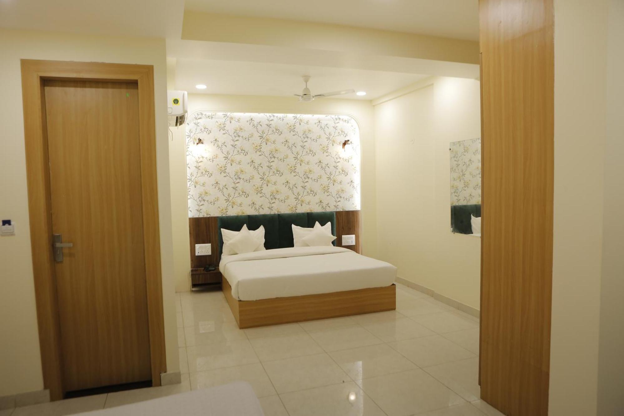 The Blue Vista Hotel Greater Noida Exterior photo