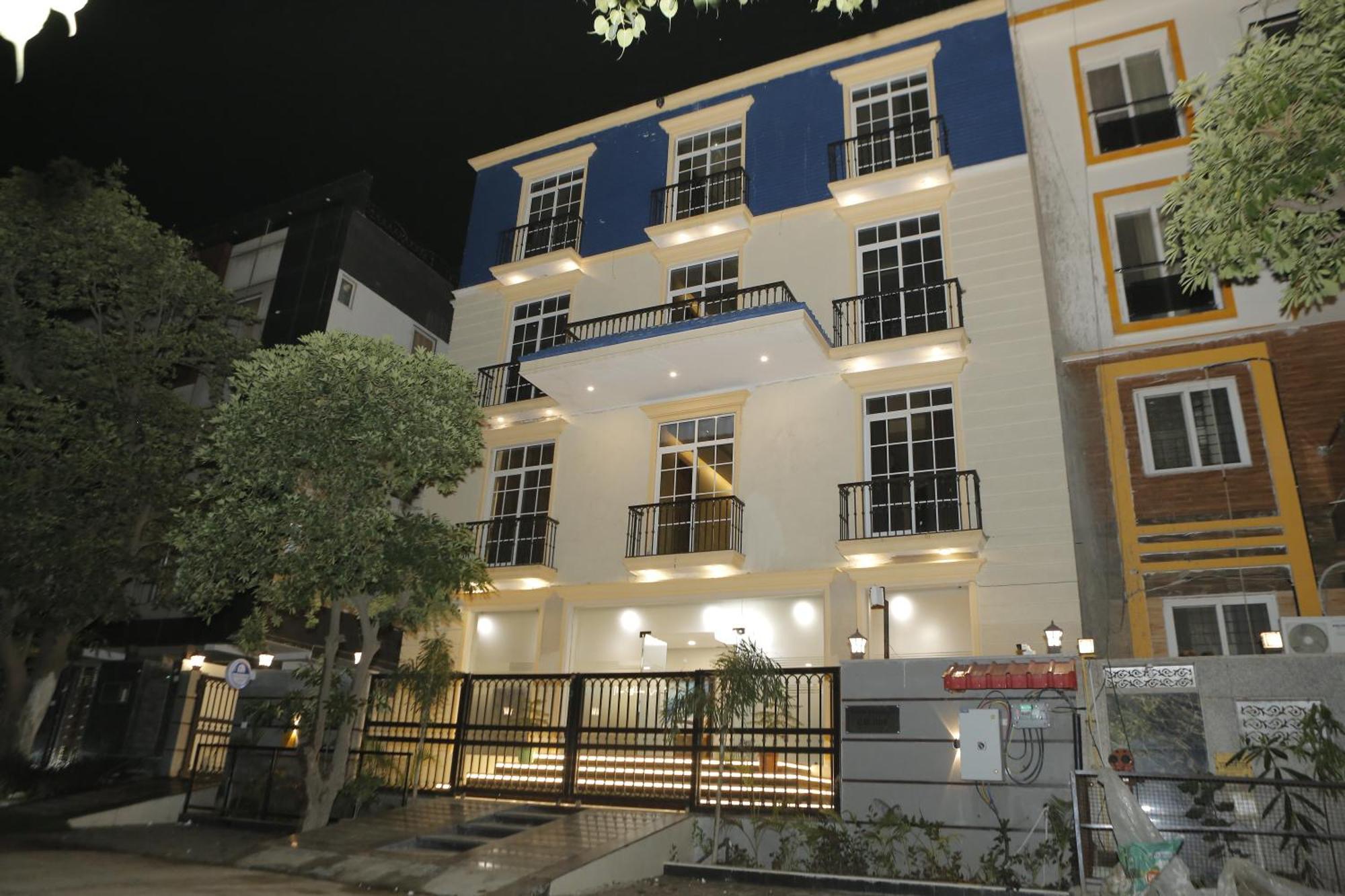 The Blue Vista Hotel Greater Noida Exterior photo