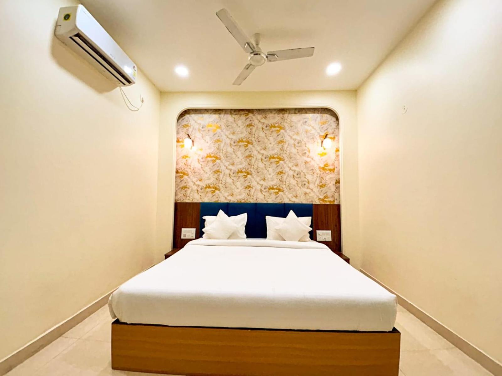 The Blue Vista Hotel Greater Noida Exterior photo