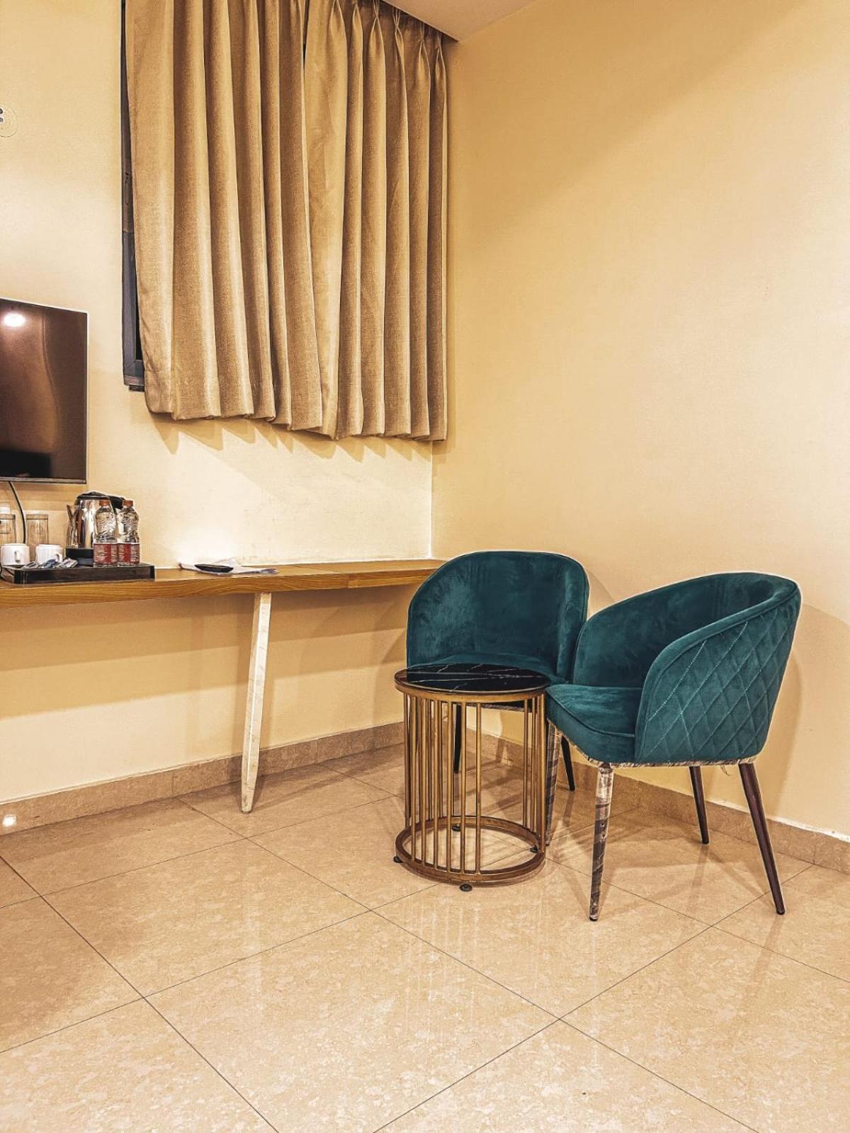 The Blue Vista Hotel Greater Noida Exterior photo